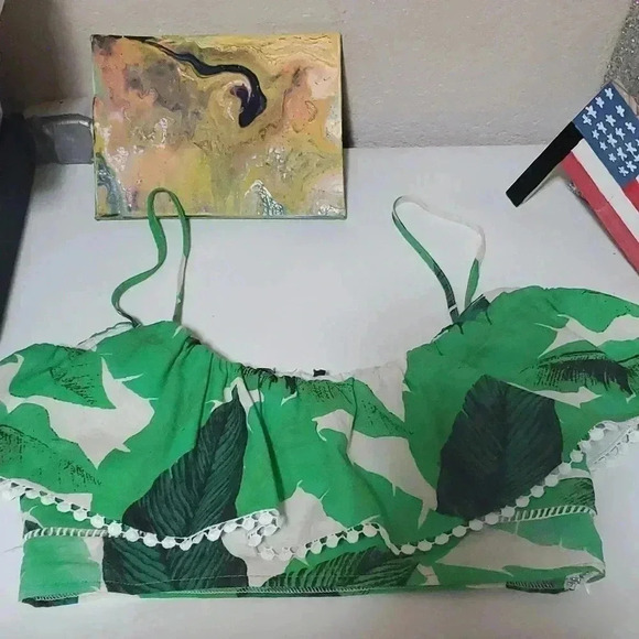 Forever 21 Tops - ☆☆☆Tropical leaf crop top